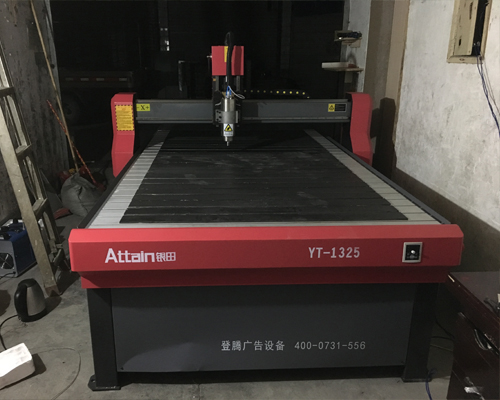 【吉首】彭老板多渠道對比雕刻機價格和市場口碑 選定登騰廣告設(shè)備