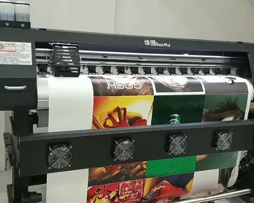 湘潭飛揚(yáng)廣告現(xiàn)場(chǎng)測(cè)試煥圖單頭寫真機(jī)打印畫質(zhì) 簡(jiǎn)直完美