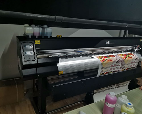 【長(zhǎng)沙】1.6米單頭或1.8米雙頭？嘉華速印卻選1.8米單頭寫(xiě)真機(jī)