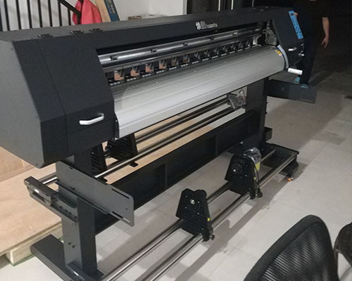 湘潭飛揚(yáng)廣告：購買煥圖單頭寫真機(jī)一臺 贈送兩套墨水