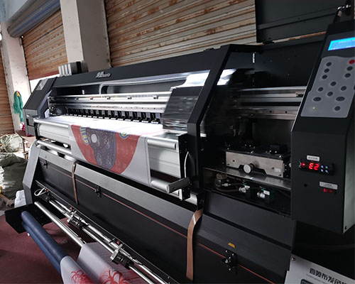 南岳曠老板：與登騰合作多次 再采購一臺煥圖旗幟寫真機(jī)