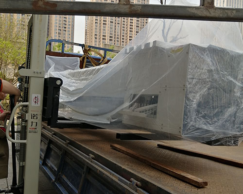 【專車送達(dá)】一臺國產(chǎn)雙頭壓電寫真機(jī)送往長沙鼎晟廣告