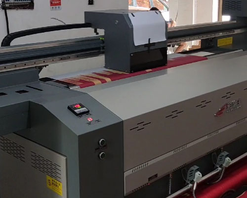 株洲藝帆廣告：采購一臺彩旗王1.6米4個噴頭的彩色旗幟機(jī)