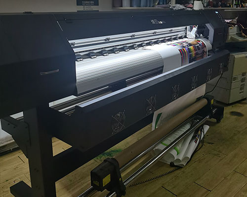 【張家界銘揚(yáng)廣告】國慶前安裝一臺煥圖單頭戶外寫真機(jī)