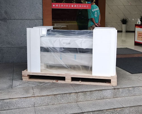 【專(zhuān)車(chē)送達(dá)】一臺(tái)愛(ài)普生大幅面噴墨打印機(jī)送達(dá)長(zhǎng)沙張總處