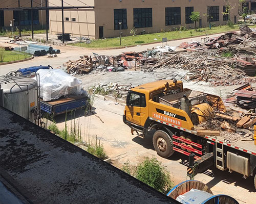 【專(zhuān)車(chē)送達(dá)】金谷田uv平板機(jī)達(dá)到某新材料公司 吊車(chē)送上樓