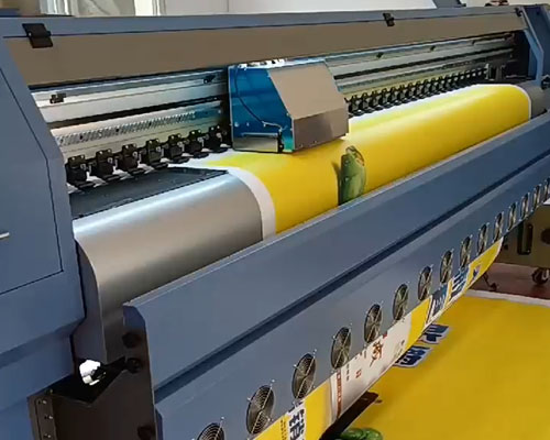 廣告加工廠(chǎng)老板買(mǎi)了四頭寫(xiě)真機(jī)后 又加購(gòu)一臺(tái)煥圖3.2米噴繪機(jī)