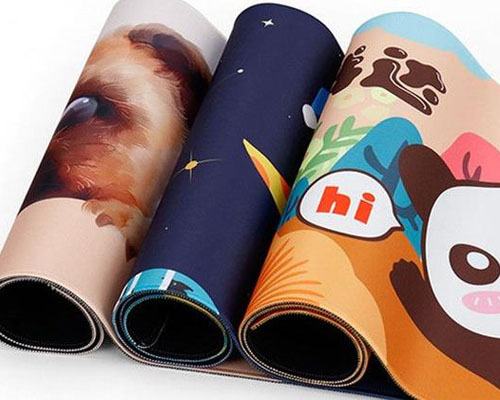 鼠標(biāo)墊的個(gè)性化噴印與制作，用uv平板機(jī)還是uv導(dǎo)帶機(jī)