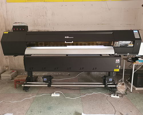 廣告加工廠的選擇 煥圖四頭戶外寫真機速度與精度的結合