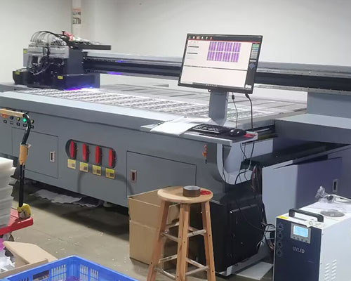 無(wú)需制版即可實(shí)現(xiàn)光油浮雕效果 煥圖玩具UV平板機(jī)的優(yōu)勢(shì)