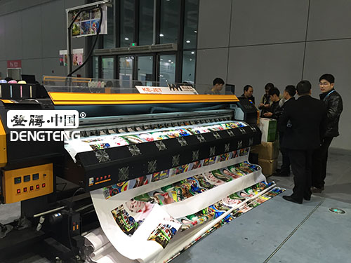 登騰黑邁噴繪機(jī).jpg