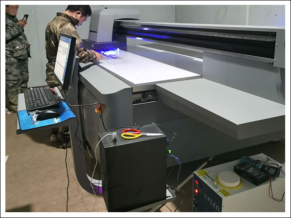 金谷田uv平板打印機(jī).jpg 金谷田uv平板打印機(jī).jpg