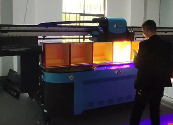 萬麗達(dá)uv平板打印機(jī).jpg 萬麗達(dá)uv平板打印機(jī).jpg