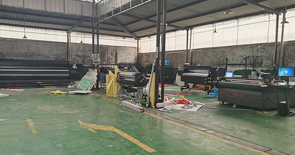 大型廣告加工廠案例-uv平板打印機.jpg