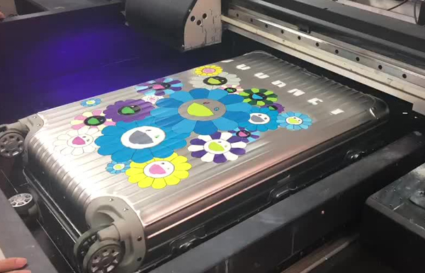 定制化服務(wù)升級(jí) 煥圖行李箱UV平板機(jī)為各式箱子加高打印1.jpg 定制化服務(wù)升級(jí) 煥圖行李箱UV平板機(jī)為各式箱子加高打印1.jpg