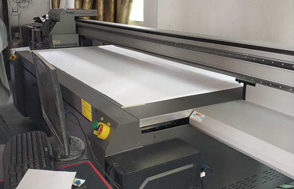 定制化服務(wù)升級(jí) 煥圖行李箱UV平板機(jī)為各式箱子加高打印2.jpg 定制化服務(wù)升級(jí) 煥圖行李箱UV平板機(jī)為各式箱子加高打印2.jpg