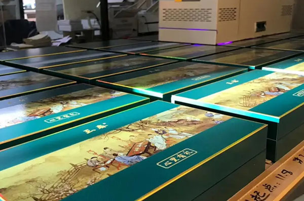 高檔次茶葉盒生產(chǎn)方案 煥圖UV平板機(jī)實(shí)現(xiàn)色彩鮮艷細(xì)膩打印.jpg 高檔次茶葉盒生產(chǎn)方案 煥圖UV平板機(jī)實(shí)現(xiàn)色彩鮮艷細(xì)膩打印.jpg