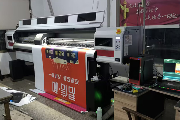 提升品質(zhì)與細節(jié) 煥圖3.2米uv寫真機為窗簾生產(chǎn)廠高清打印1.jpg
