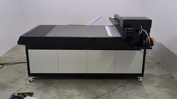 為小型廣告公司減少成本 高性價小型UV平板機(jī)為精細(xì)打印而生.jpg