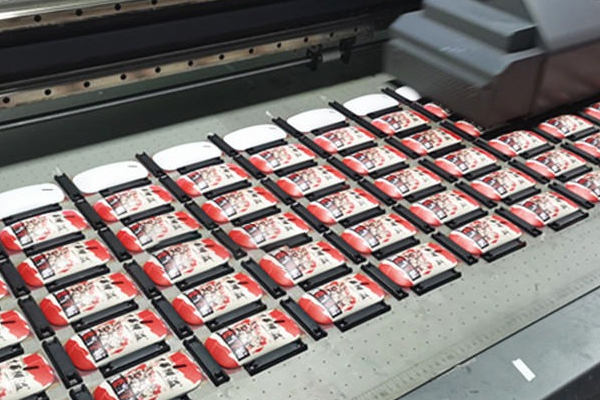 打造個(gè)性化圖案 煥圖鼠標(biāo)UV平板機(jī)清晰細(xì)膩的色彩表現(xiàn)力2.jpg