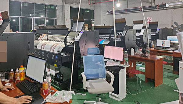 大型廣告加工廠優(yōu)化流程 引入煥圖四頭戶外寫真機實現(xiàn)量產(chǎn)-1.jpg 大型廣告加工廠優(yōu)化流程 引入煥圖四頭戶外寫真機實現(xiàn)量產(chǎn)-1.jpg