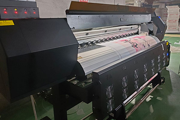 大型廣告加工廠優(yōu)化流程 引入煥圖四頭戶外寫真機實現(xiàn)量產(chǎn)-2.jpg 大型廣告加工廠優(yōu)化流程 引入煥圖四頭戶外寫真機實現(xiàn)量產(chǎn)-2.jpg