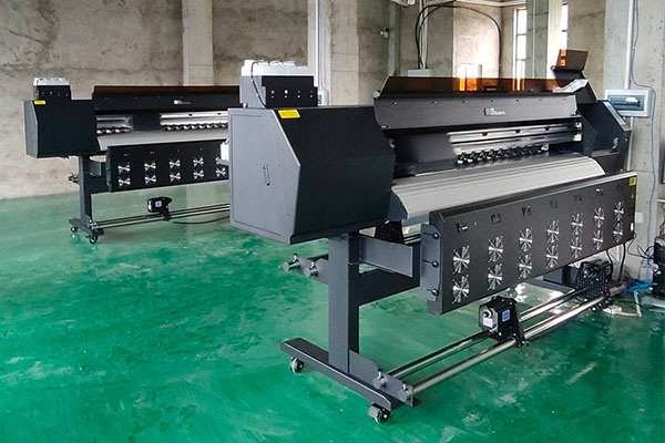 廣告加工廠高速生產(chǎn)神器 煥圖四頭戶外寫真機提升企業(yè)競爭力1.jpg