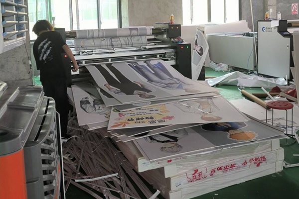 廣告加工廠高速生產(chǎn)神器 煥圖四頭戶外寫真機提升企業(yè)競爭力3.jpg