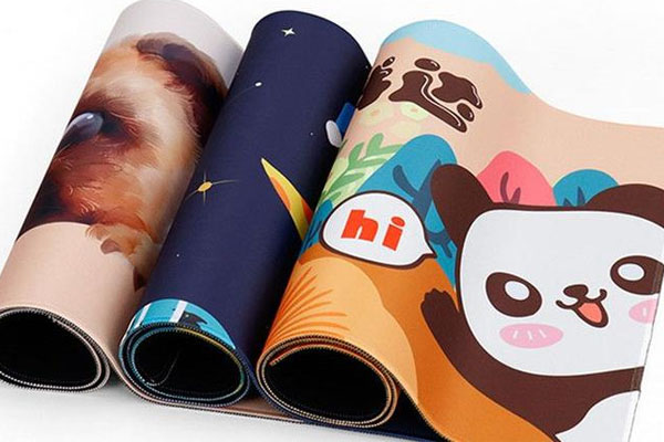 個性化鼠標(biāo)墊批量加工制作 湖南李總使用煥圖UV導(dǎo)帶機(jī).jpg 個性化鼠標(biāo)墊批量加工制作 湖南李總使用煥圖UV導(dǎo)帶機(jī).jpg