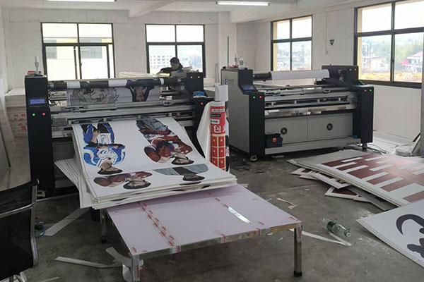 高速產(chǎn)出的煥圖四頭戶外寫真機 助力廣告加工廠提升競爭力3.jpg 高速產(chǎn)出的煥圖四頭戶外寫真機 助力廣告加工廠提升競爭力3.jpg