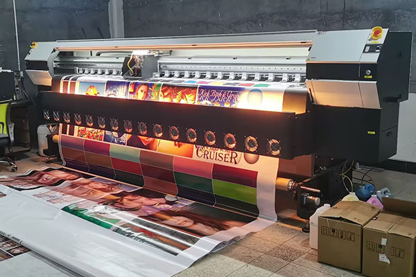 煥圖戶外噴繪機(jī)助李總廣告加工廠 實(shí)現(xiàn)產(chǎn)能與品質(zhì)雙飛躍.jpg